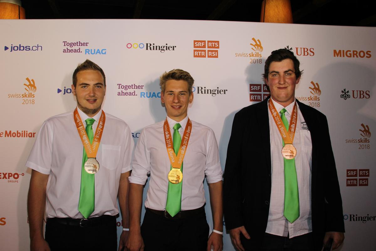 Yannick Etter (Ried-près-de-Chiètres FR, milieu). A la deuxième place, nous trouvons Filip Luginbühl (Kirchdorf BE, gauche) et Kevin Schwab (Anet BE, droite) à la troisième. Félicitations! 