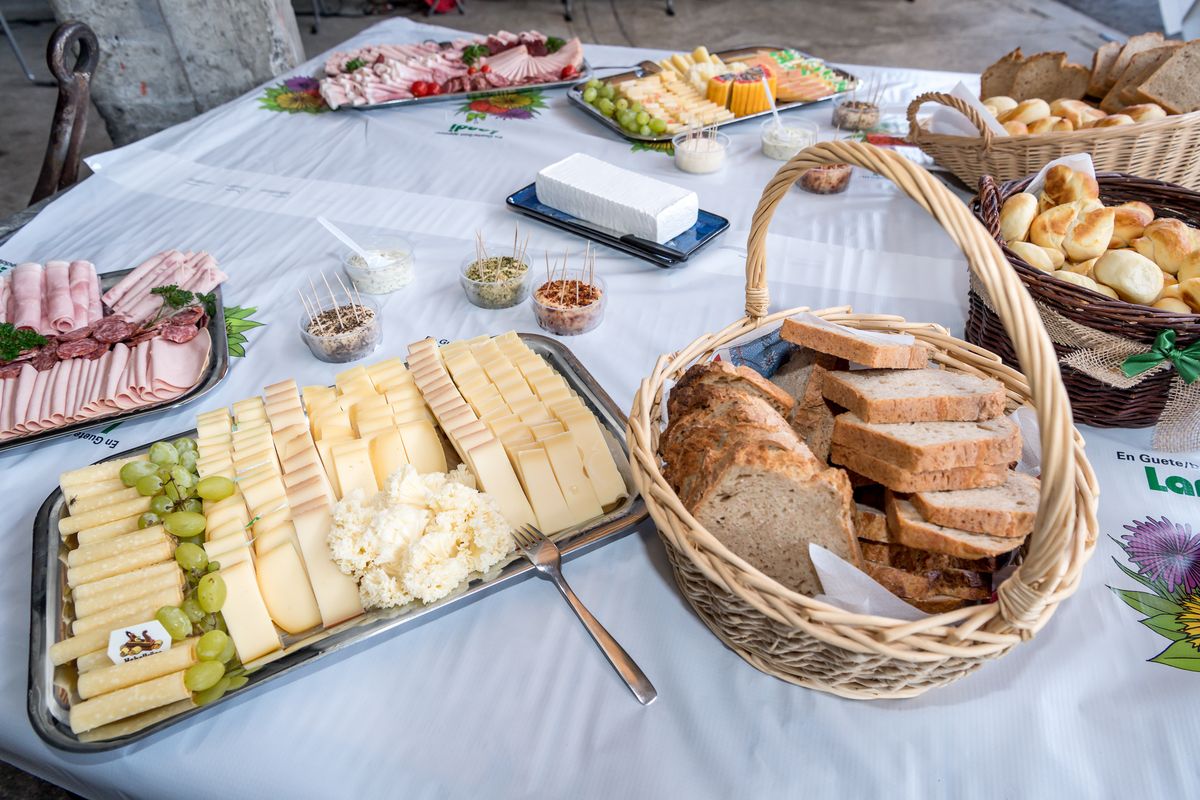 Der Schweizer Bauernverband (SBV) sucht wieder Gastgeber, die auf ihrem Hof einen Mini-, Midi- oder Maxibrunch anbieten.