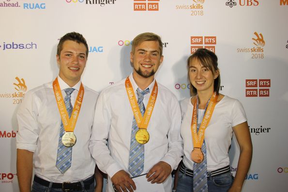 Le deuxième champion suisse des vignerons est connu. Le titre reste en Argovie : Félicitations à Michel Baumgartner (milieu) de Tegerfelden (AG). Au deuxième rang : Paul de Watteville (VD, gauche), et troisième Line Dorsaz (VS, droite). 