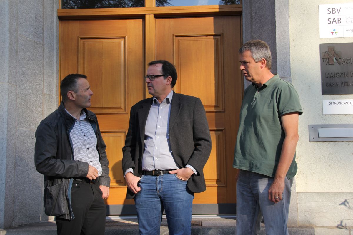 Urs Schneider, directeur adjoint de l’USP (à gauche), Christian Boppart, directeur de la FSVL (au milieu), et Ruedi Streit, responsable des questions liées à l’environnement et à l’indemnisation chez Agriexpert (à droite), discutent de la collaboration entre parapentistes et agriculteurs.