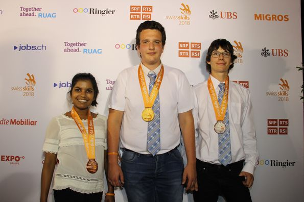 Auch die Weintechnologen massen sich an den SwissSkills2018. Schweizer Meister ist Maxime Bagnoud (mileu) de Chamoson VS. Platz zwei ging an Florian Bovet aus Arnex-sur-Orbe VD, die Bronzemedaille gewann Manon Cheseaux aus Saillon VS. Auch die Weintechnologen massen sich an den SwissSkills2018. Schweizer Meister ist Maxime Bagnoud (mileu) de Chamoson VS. Platz zwei ging an Florian Bovet aus Arnex-sur-Orbe VD, die Bronzemedaille gewann Manon Cheseaux aus Saillon VS.