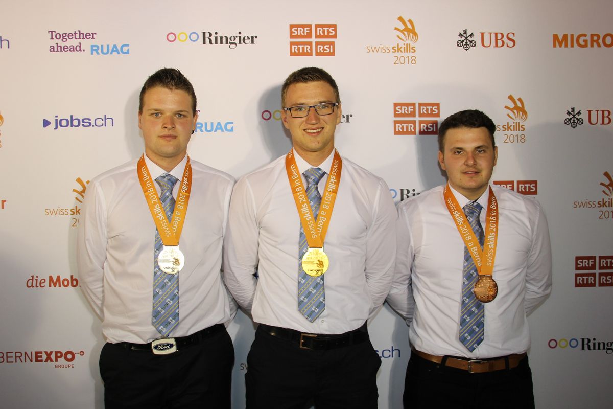 le nouveau champion suisse chez les agriculteurs s'appelle Johannes Meyer de Trimmis gr (centre). Sur la place deux, Adrian Zingg est venu de Diessbach (à droite). La place 3 a conquis Marc Blunier de Mühlenberg (à gauche).