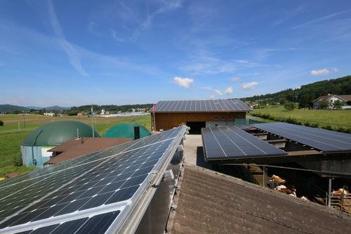 Erneuerbare Energien auf dem Bauernhof: Solar- und Biogasanlage