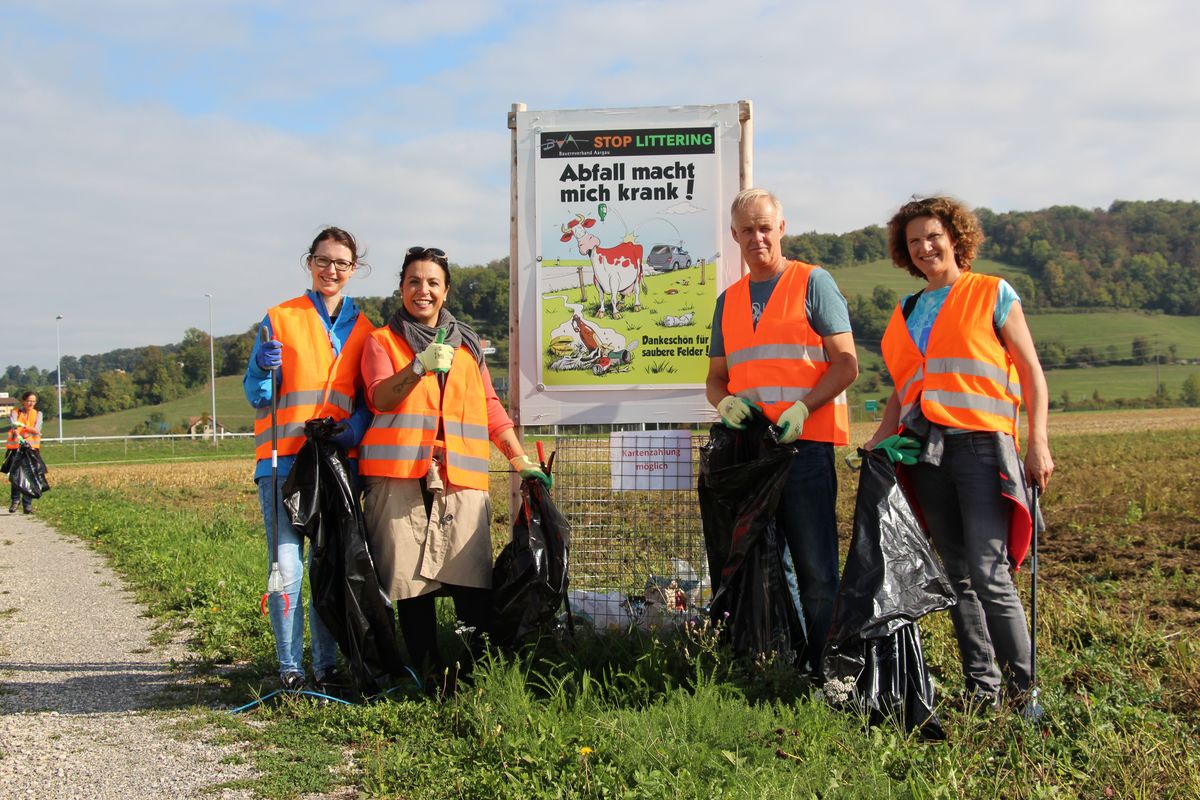 Les employés de l’Union suisse des paysans (USP) et des entreprises Agrisano ont quitté leur poste pour aller ramasser des déchets jonchant les prés et les champs de la région. 